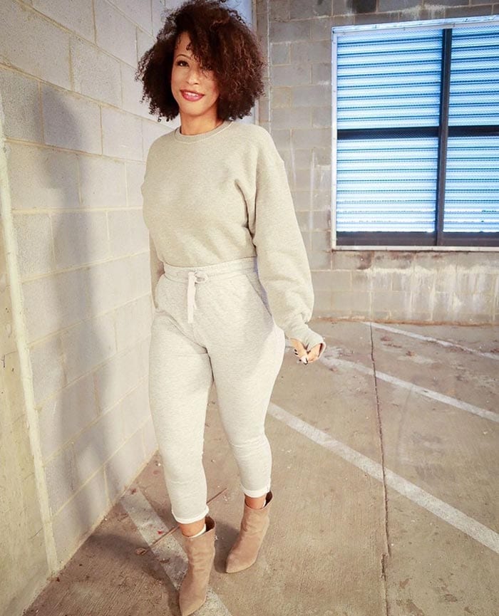 Kimmy in a neutral sweatpants outfit | 40plusstyle.com