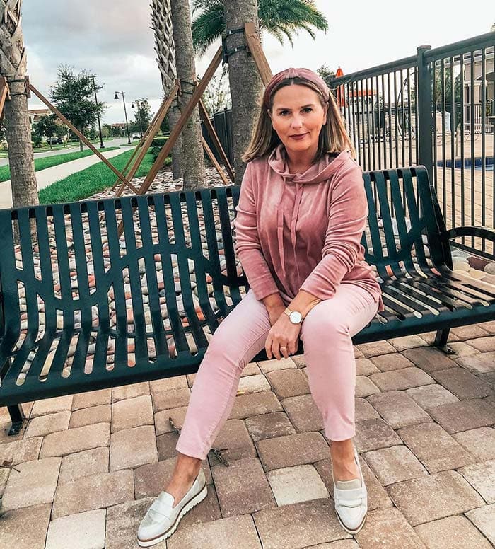 Jona matches her pink outfit to her headband | 40plusstyle.com