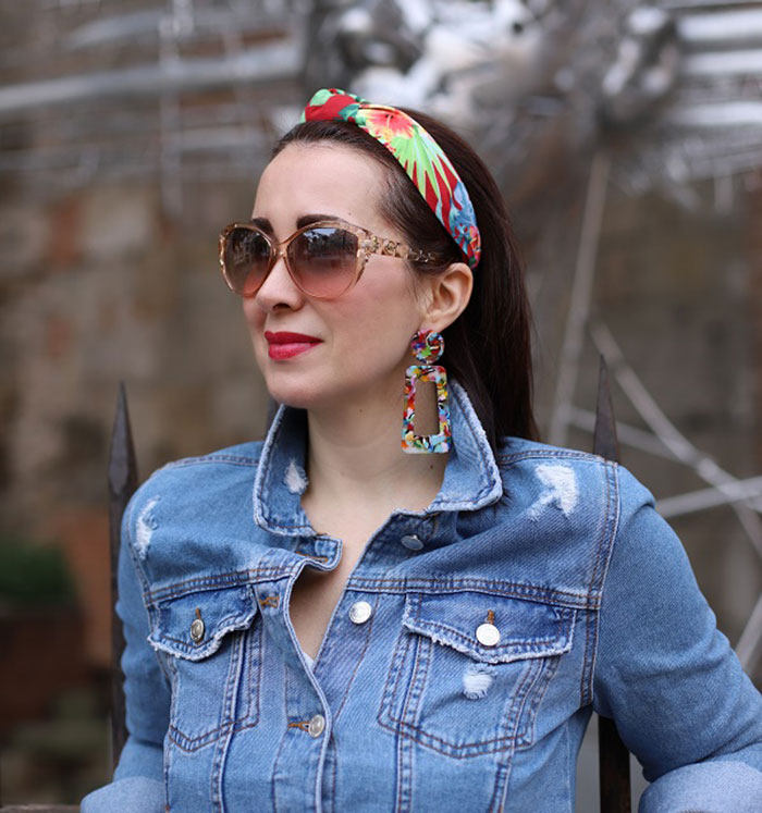 How to wear a headband - Patricia in a floral headband | 40plusstyle.com
