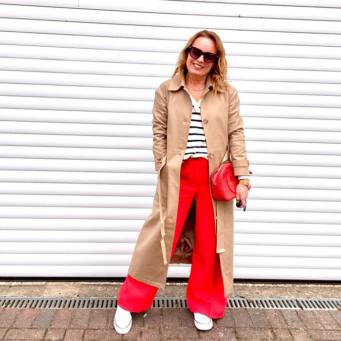 Palazzo pants outfits - Charlotte @charlotte_lovesstyle wears wide pants with a trench coat | 40plusstyle.com