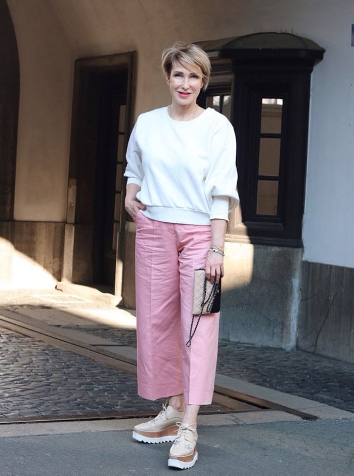 Claudia in cropped pink pants | 40plusstyle.com
