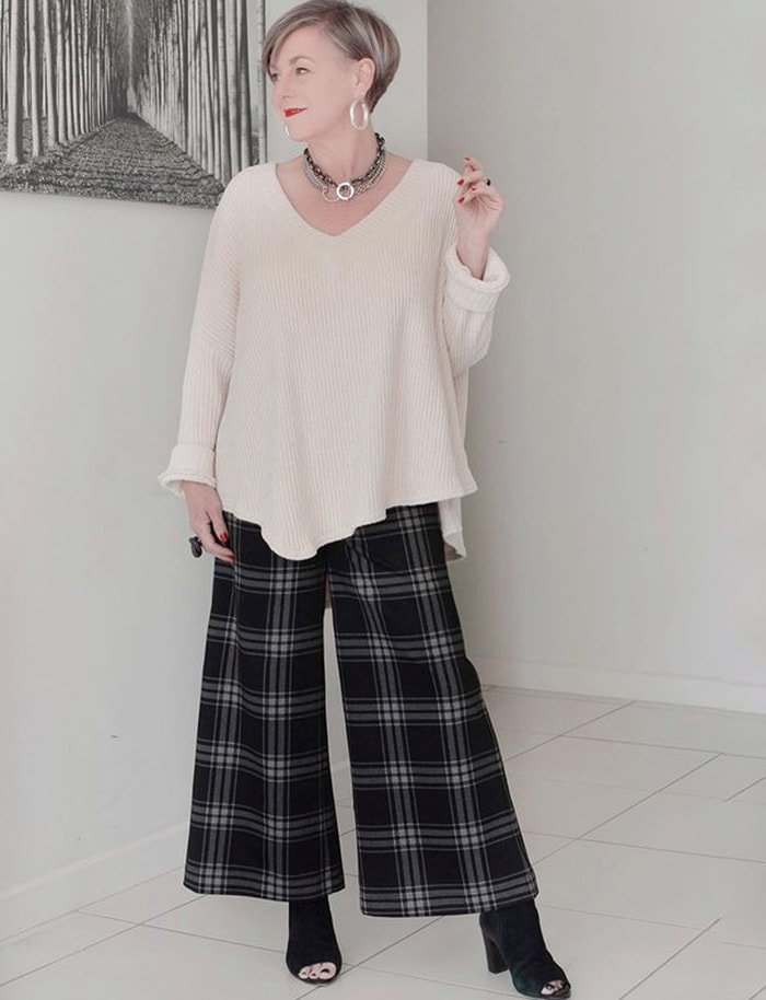 Palazzo pants outfits - Deborah @stylishmurmurs in checked pants | 40plusstyle.com