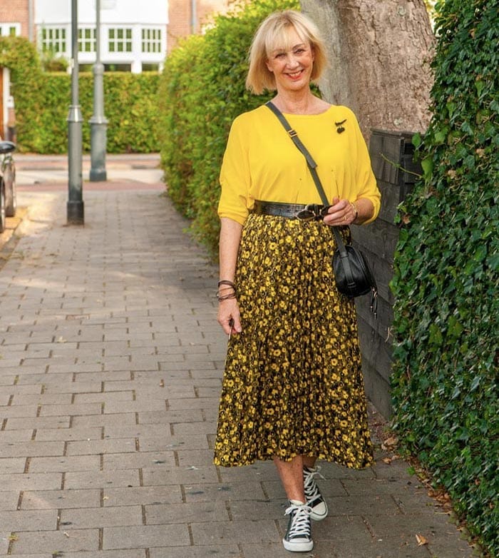 Greetje wears a maxi skirt and sneakers | 40plusstyle.com