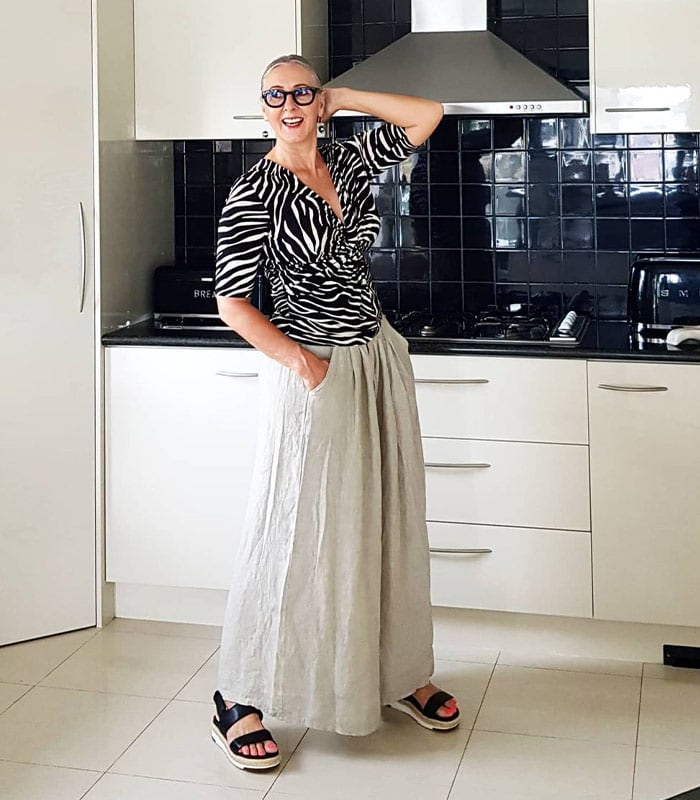 Palazzo pants outfits - Maudie wears wide linen pants | 40plusstyle.com