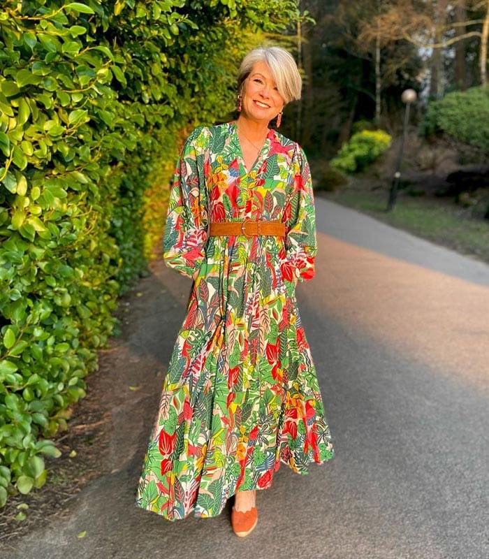 Nikki belts her tropical print dress | 40plusstyle.com