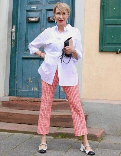 Claudia wears toe-cap pumps with her print pants | 40plusstyle.com