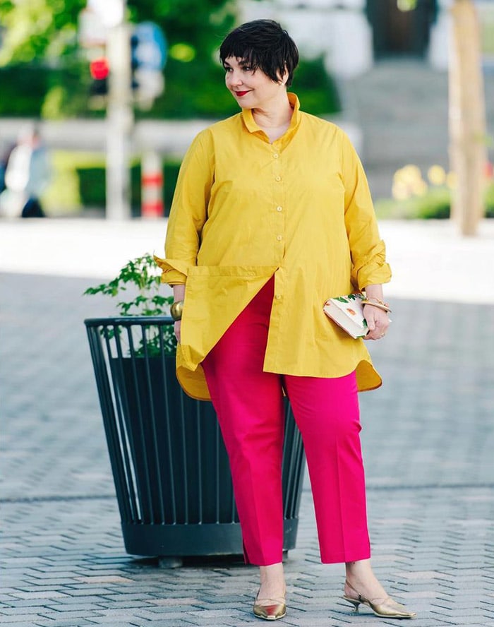 How to style an oversized shirt - Susanne color blocks her outfit | 40plusstyle.com