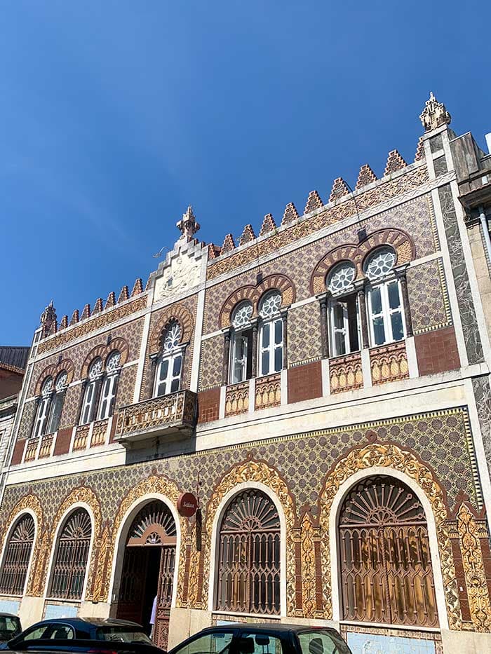 Beautiful house in Porto with Azulejos | 40plusstyle.com