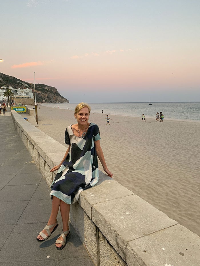 Sunset in Praia da Luz on the main boulevard | 40plusstyle.com