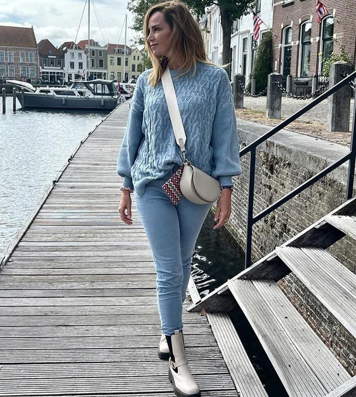  Jeans slidt med hvide støvler | 40plusstyle.com