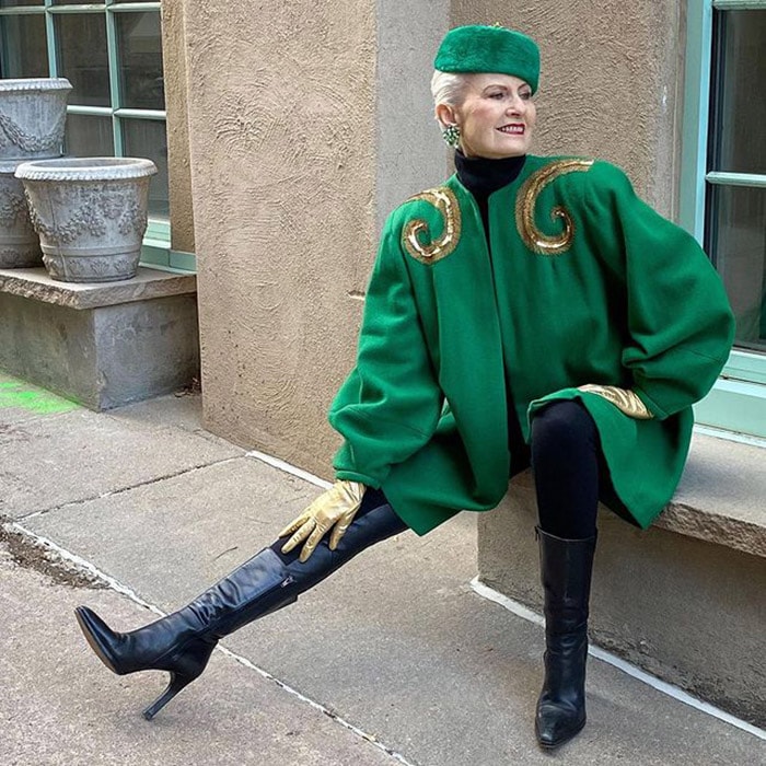 Judith wears a green hat and coat | 40plusstyle.com