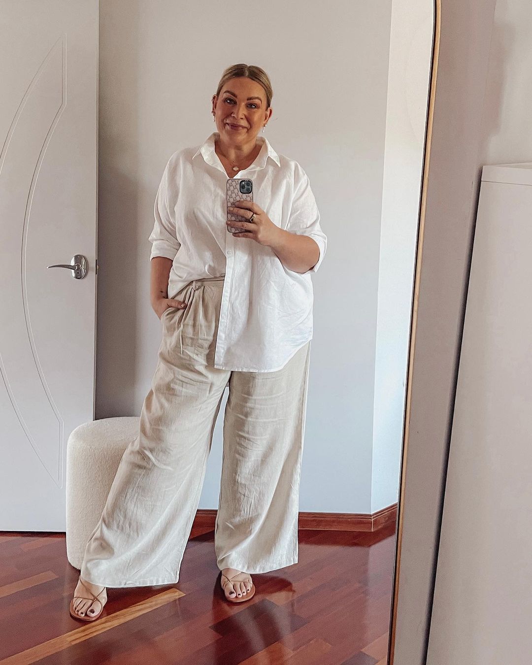 How to wear wide-leg pants - Sara in linen pants | 40plusstyle.com