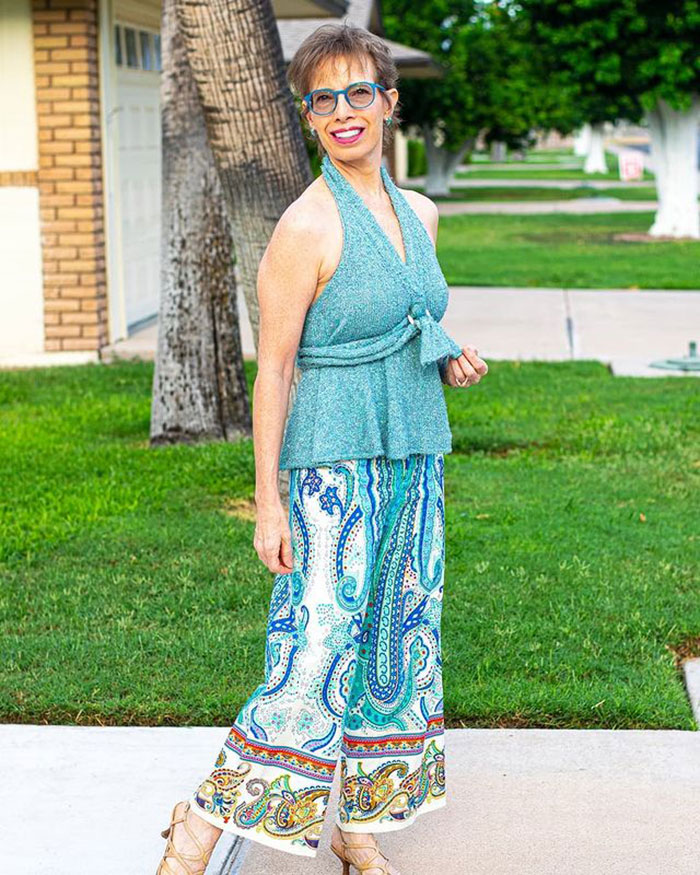 Style interview Jodie: how to wear blue - sleeveless top and printed wid leg pants | 40plusstyle.com