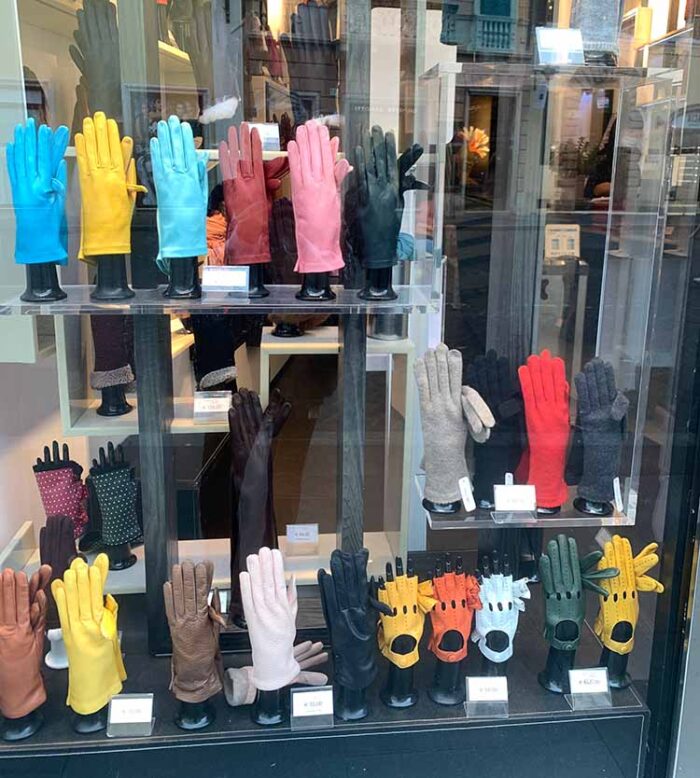 Roman style and the fashion trends I spotted in Rome - gloves | 40plusstyle.com