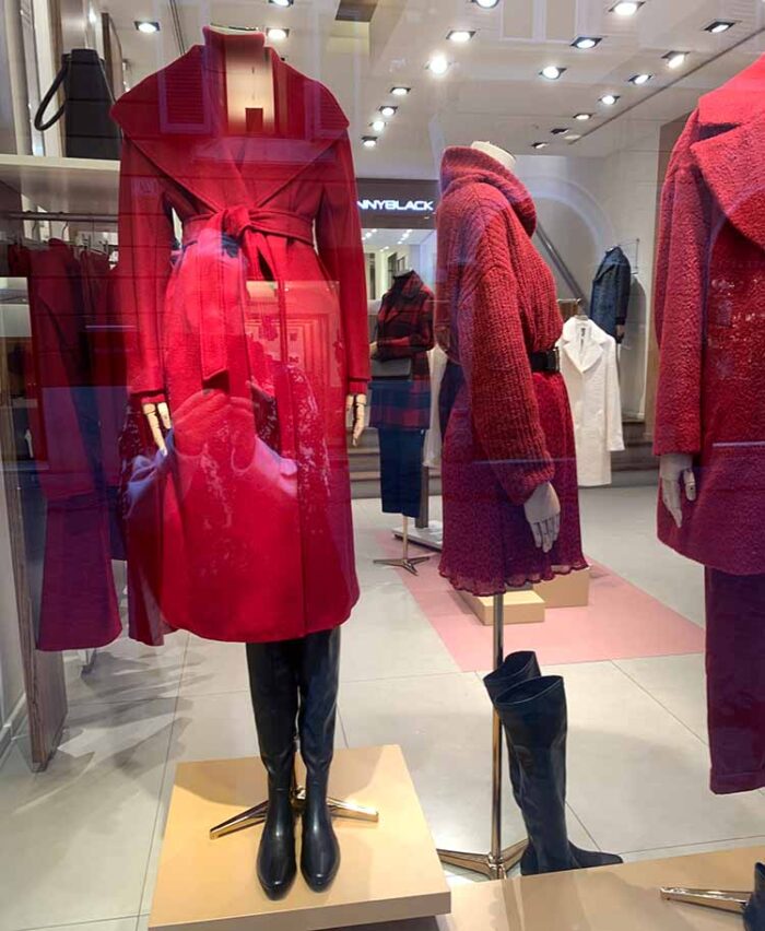 Red coats spotted in a store in Rome | 40plusstyle.com