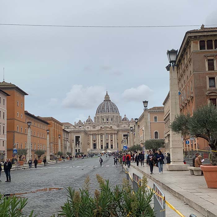 One month in Rome - Walking towards the Vatican in Rome | 40plusstyle.com