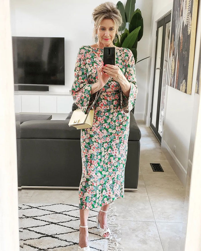 Suzie in a floral dress | 40plusstyle.com