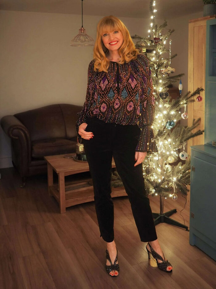 Lizzy wears a statement top and heels with her jeans | 40plusstyle.com