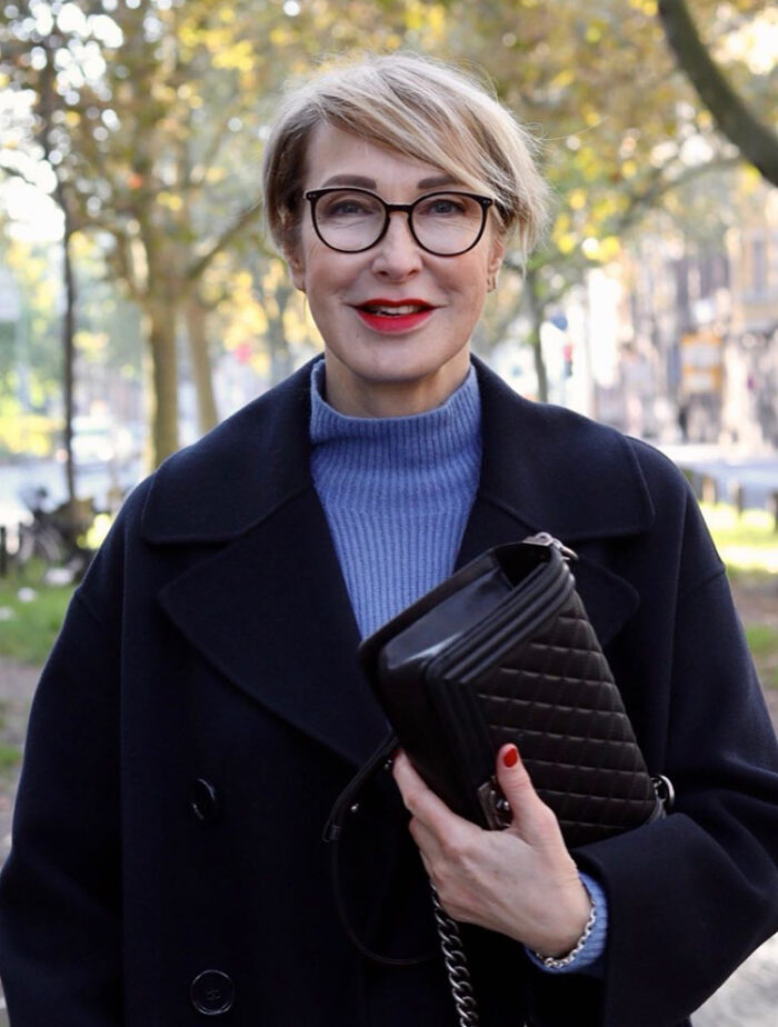 Reading glasses for women - Claudia wears round glasses | 40plusstyle.com