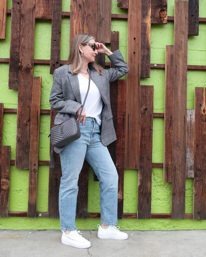 Dawn Lucy in tee, oversized blazer, jeans, sneakers and crossbody bag | 40plusstyle.com