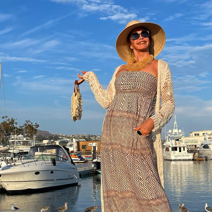 What to wear on a cruise - Tamera in a maxi dress and sunhat | 40plusstyle.com