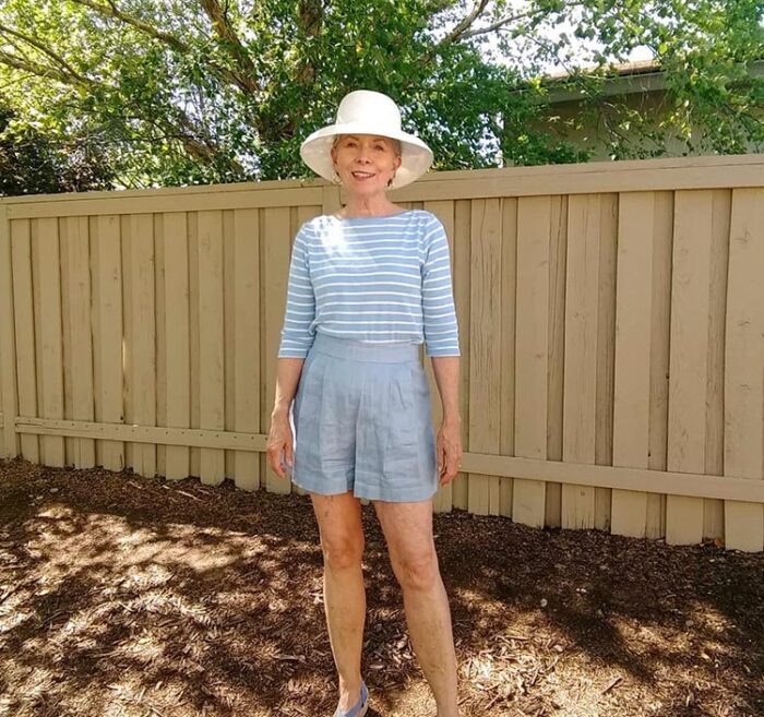 Eileen in linen shorts and a sunhat | 40plusstyle.com