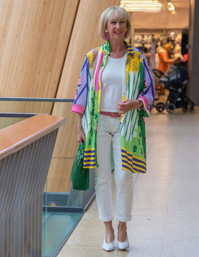 Greetje wears a duster jacket over her jeans and t-shirt | 40plusstyle.com