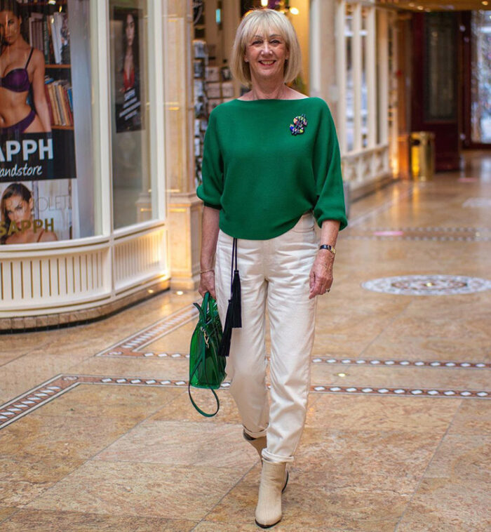 What to wear with white jeans - Greetje in a green and white outfit | 40plusstyle.com