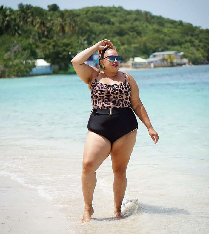 Sandra wears a print one piece swimsuit | 40plusstyle.com