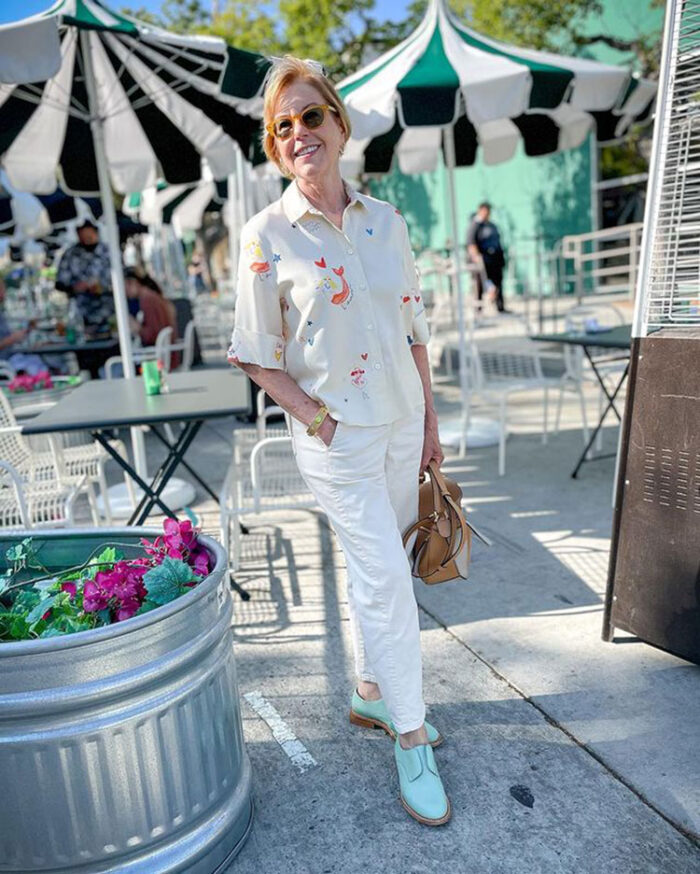 Susan wears her white jeans with blue shoes | 40plusstyle.com