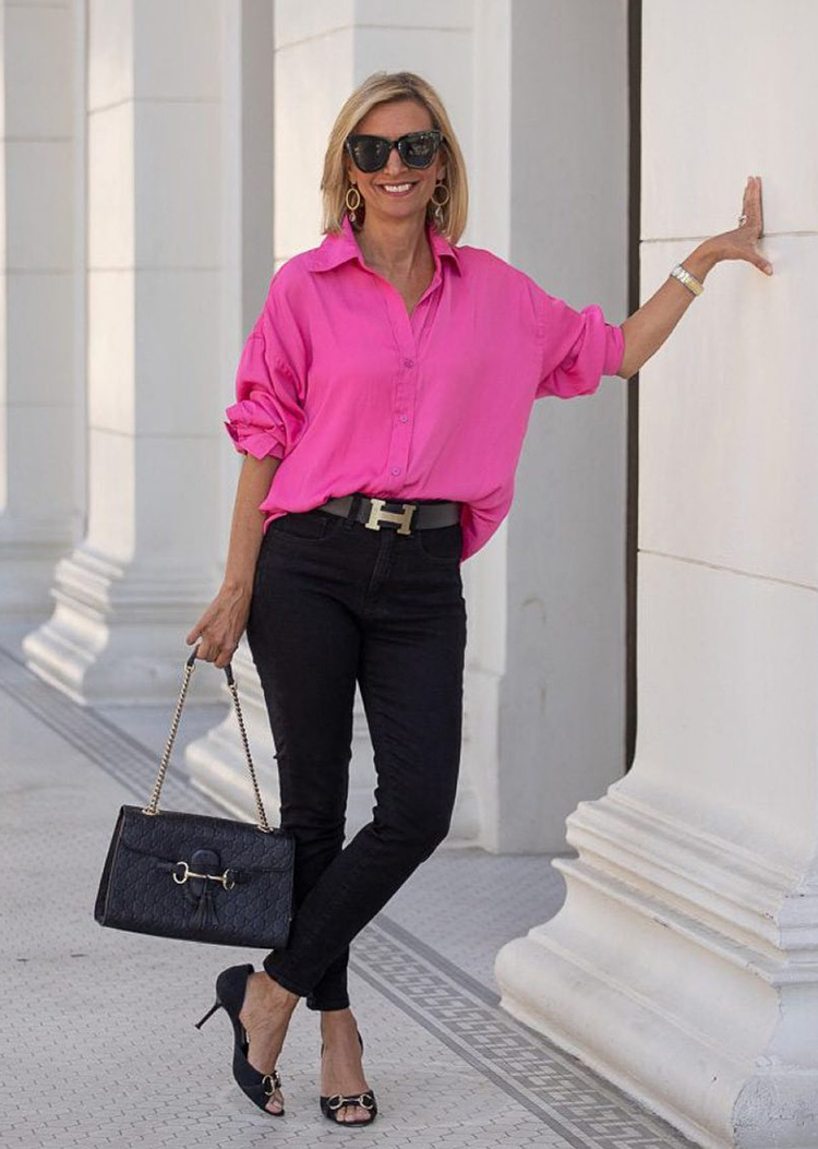Summer office outfits - Nora in a pink shirt and jeans | 40plusstyle.com