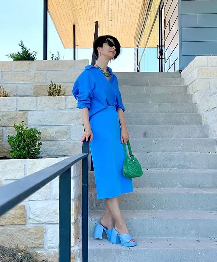 Pencil skirt outfits - Natalia in an all-blue outfit | 40plusstyle.com