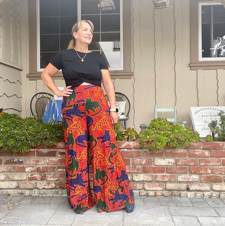 Best t-shirts for women - Robyn wears a t-shirt and palazzo pants | 40plusstyle.com