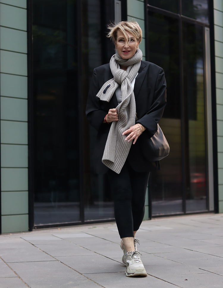 Casual fall outfit - Claudia wears a chunky scarf | 40plusstyle.com