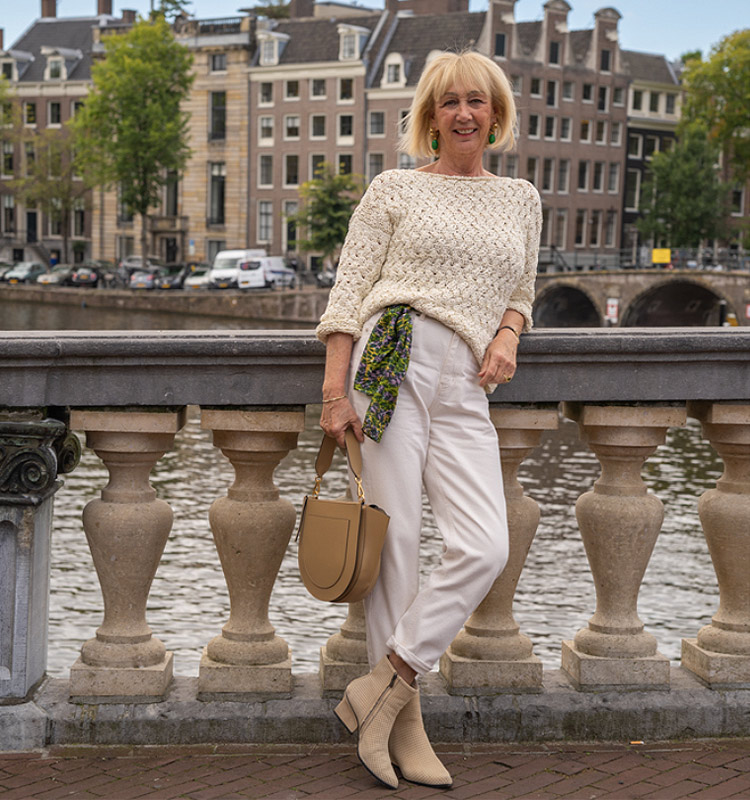 Fall outfits for women - Greetje wears white jeans and booties | 40plusstyle.com