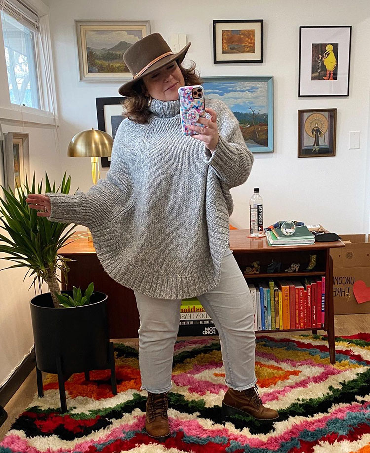 How to hide a belly - Alison wears a poncho and skinny jeans | 40plusstyle.com