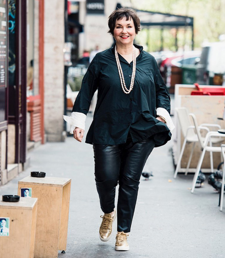 How to hide your belly - Susanne wears a black shirt and pearl necklace | 40plusstyle.com