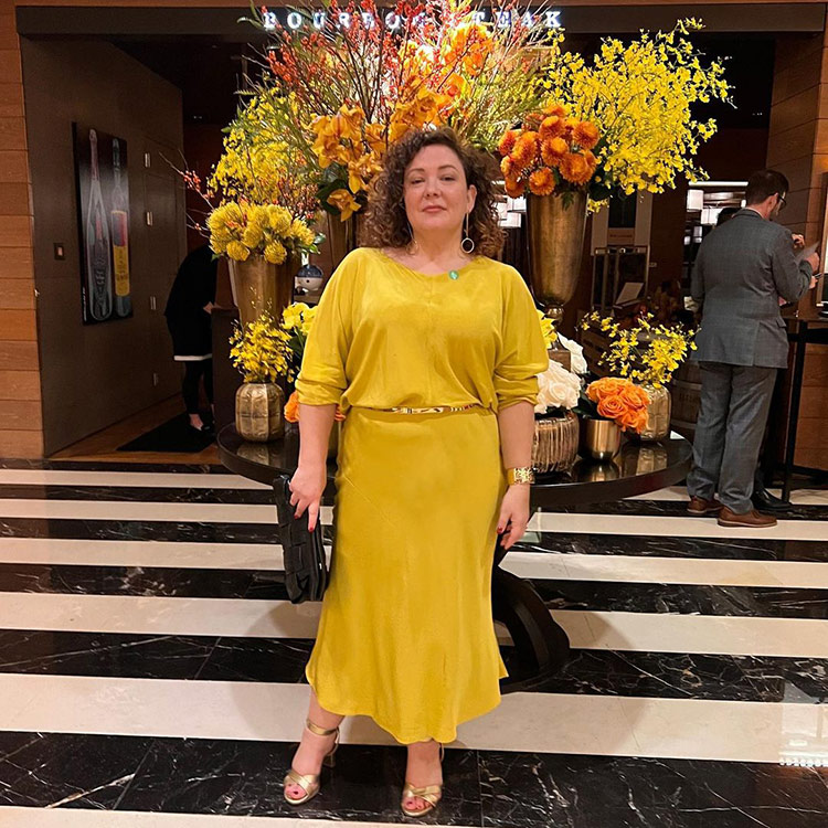 Alison wears a yellow dress and gold shoes | 40plusstyle.com