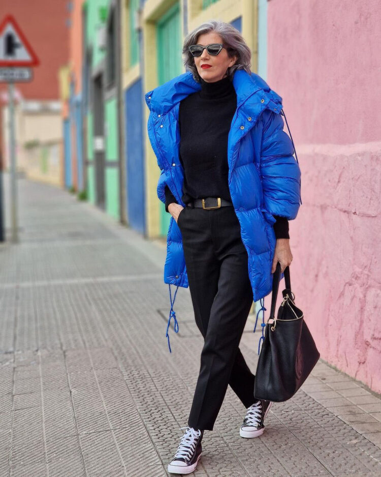 Carmen wears a warm cobalt blue coat | 40plusstyle.com
