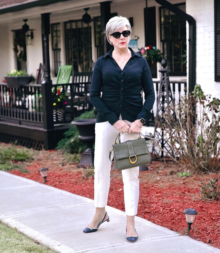 Best work pants for women - Beth wears white pants | 40plusstyle.com