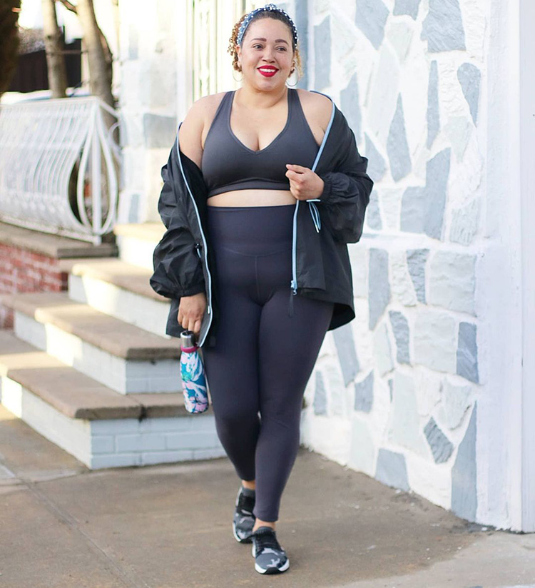 Workout outfits for women - Sandra in a black gym outfit | 40plusstyle.com