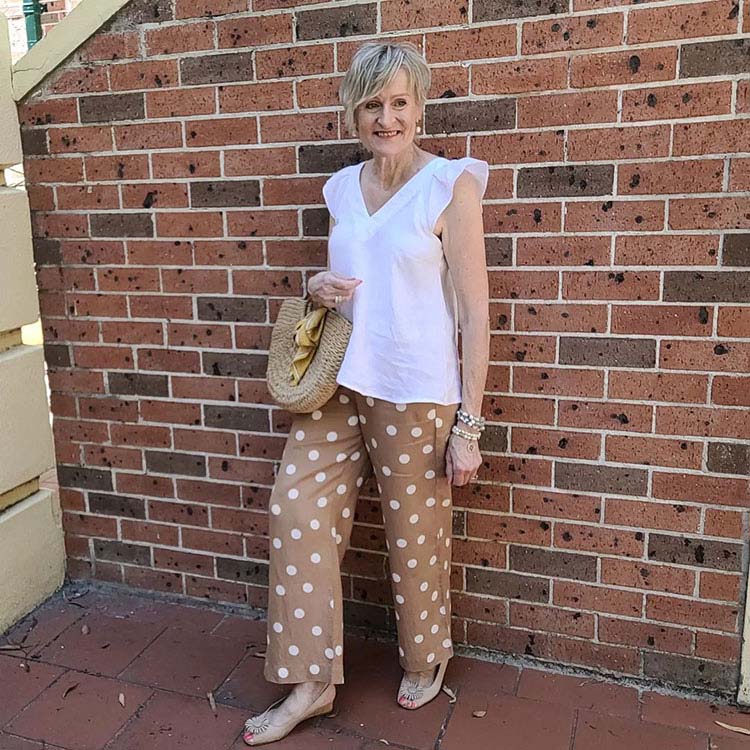 Hide your belly with the right clothes - Barb in a white blouse and polka dot pants | 40plusstyle.com