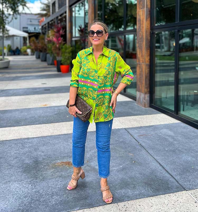 Jona in printed shirt, jeans and sandals | 40plusstyle.com