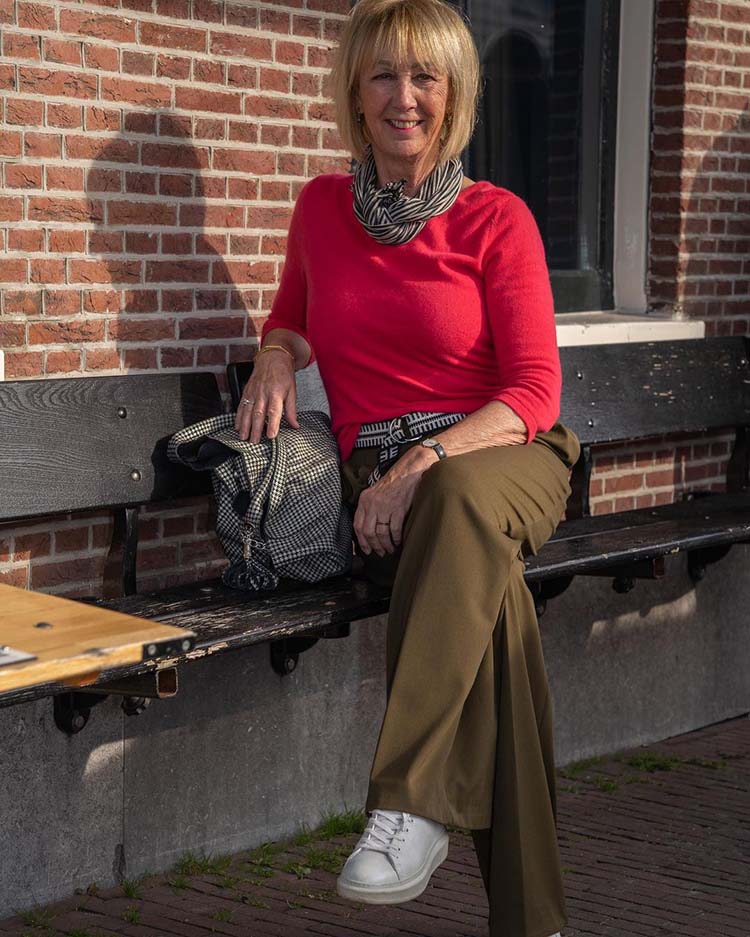 Travel clothes for women - Greetje in olive green pants and sneakers | 40plusstyle.com