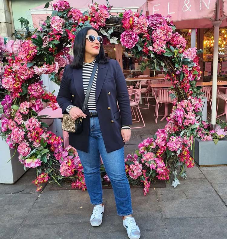 Jas in striped top, blazer, slim jeans and sneakers | 40plusstyle.com
