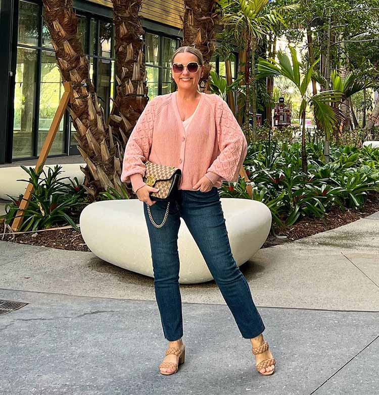 Jona in cardigan, jeans and sandals | 40plusstyle.com