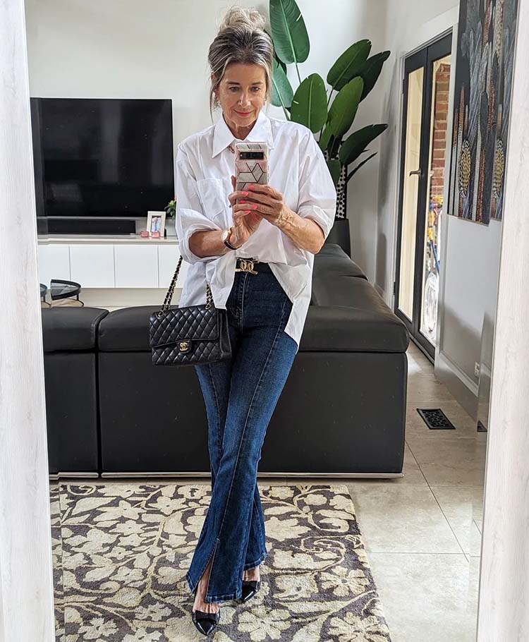 Suzie trägt Absätze zu ihrer Flare-Jeans |  40plusstyle.com