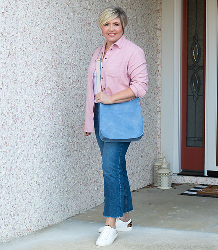 Fonda wears a pink shirt and jeans | 40plusstyle.com