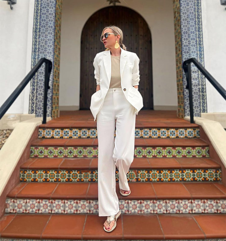 The great versatility of a white jacket and how to wear it | 40plusstyle.com