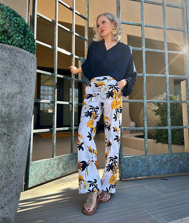Jamie wears gold shoes and palazzo pants | 40plusstyle.com